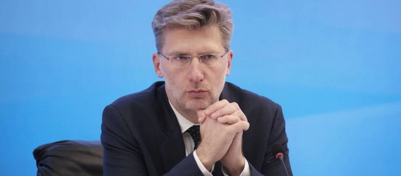 Ο Α.Σκέρτσος προσπαθεί να δικαιολογήσει την άρση των απαγορεύσεων εν μέσω χιλιάδων κρουσμάτων